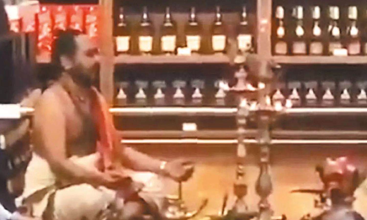 டாஸ்மாக் கடையில் அர்ச்சகரை வைத்து பூஜை?- தமிழக அரசு விளக்கம் டாஸ்மாக் கடையில் அர்ச்சகரை வைத்து பூஜை?- தமிழக அரசு விளக்கம்