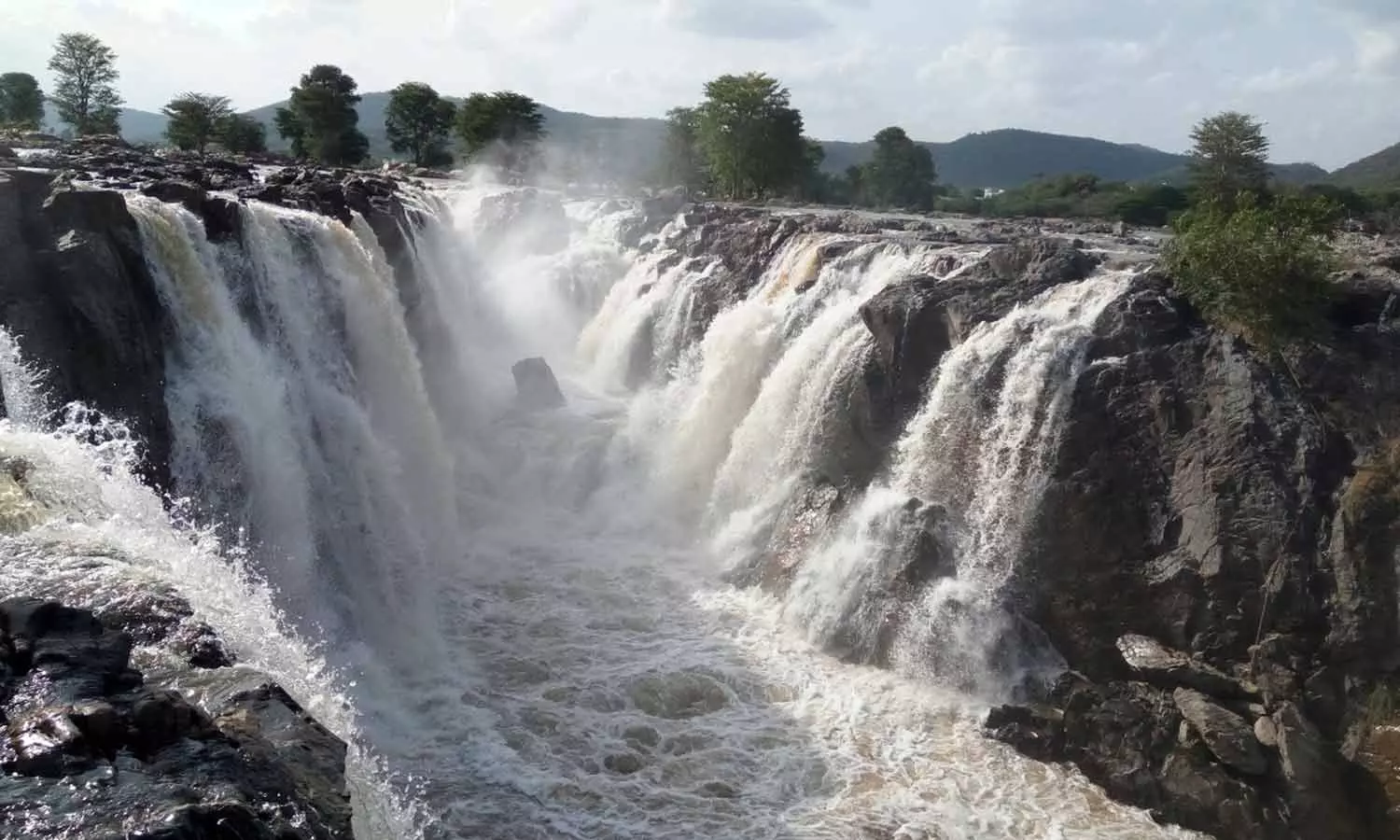 ஒகேனக்கல்லுக்கு நீர்வரத்து 43 ஆயிரம் கனஅடியாக நீடிப்பு - அருவியில் குளிக்க, பரிசல் இயக்க தடை ஒகேனக்கல்லுக்கு நீர்வரத்து 43 ஆயிரம் கனஅடியாக நீடிப்பு - அருவியில் குளிக்க, பரிசல் இயக்க தடை