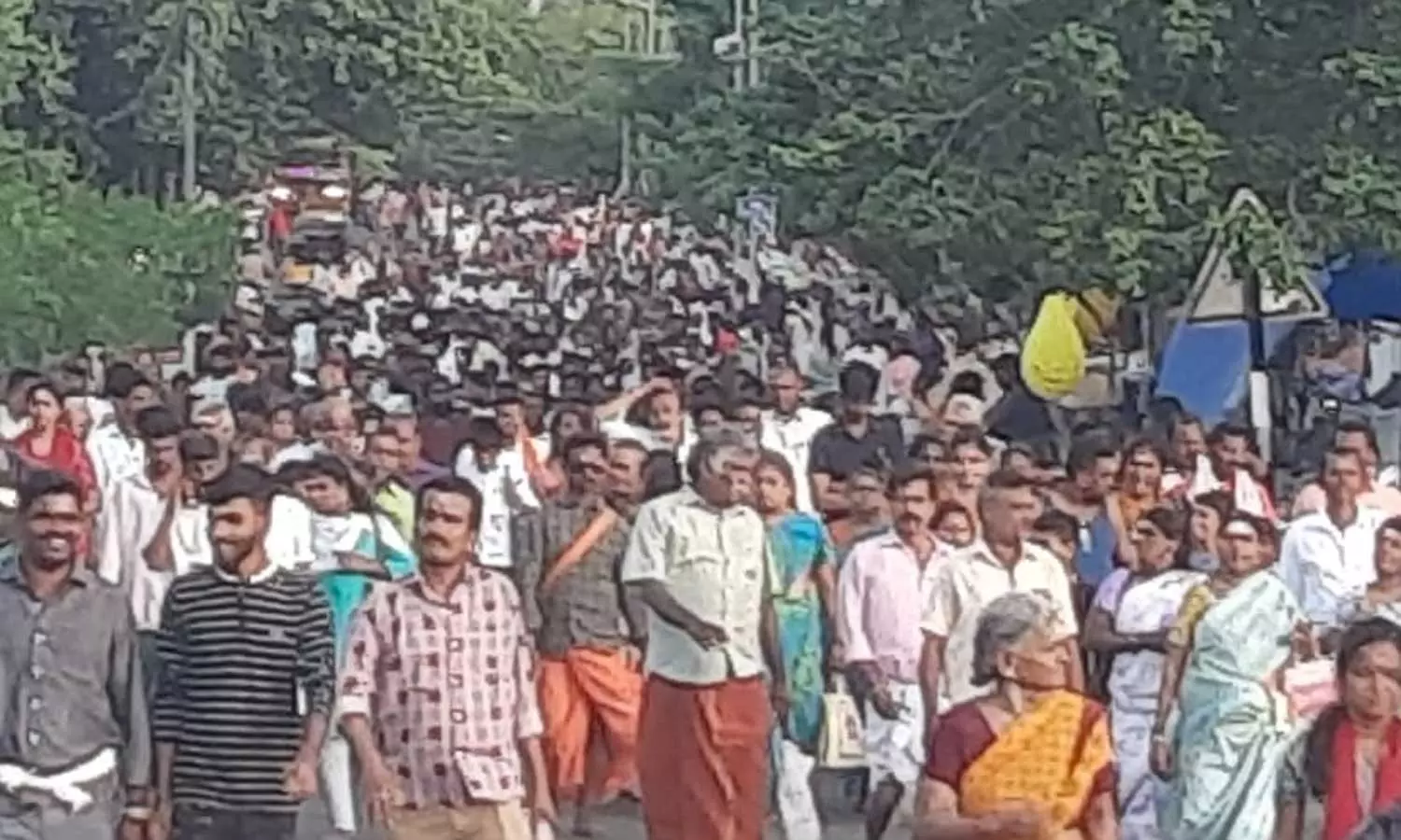 திருவண்ணாமலையில் லட்சக்கணக்கான பக்தர்கள் கிரிவலம்- சாமி தரிசனம் செய்ய 4 மணி நேரமானது