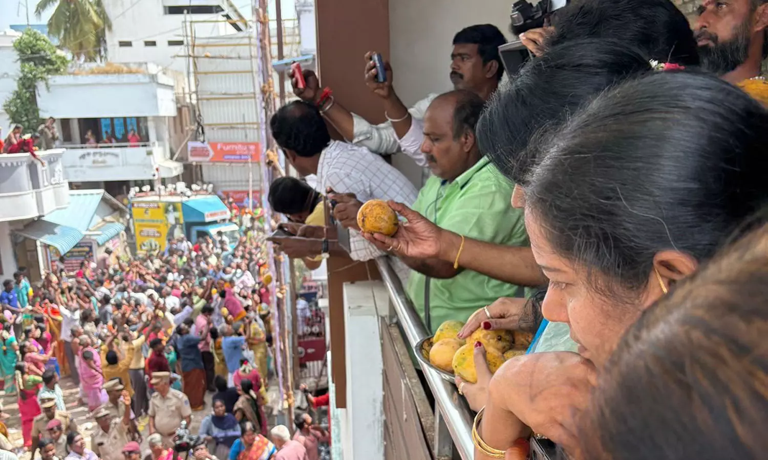 காரைக்கால் அம்மையார் கோவிலில் மாங்கனி திருவிழா கோலாகலம் காரைக்கால் அம்மையார் கோவிலில் மாங்கனி திருவிழா கோலாகலம்