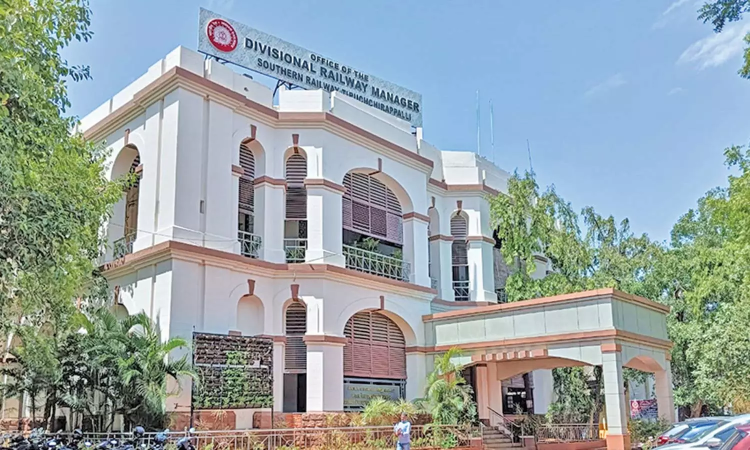 கடலூரில் பள்ளி வேன் மீது ரெயில் மோதி 3 மாணவர்கள் பலி: 11 பேரிடம் திருச்சியில் சிறப்புக்குழுவினர் விசாரணை கடலூரில் பள்ளி வேன் மீது ரெயில் மோதி 3 மாணவர்கள் பலி: 11 பேரிடம் திருச்சியில் சிறப்புக்குழுவினர் விசாரணை