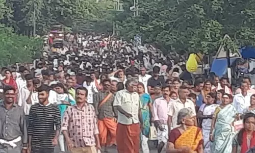 திருவண்ணாமலையில் லட்சக்கணக்கான பக்தர்கள் கிரிவலம்- சாமி தரிசனம் செய்ய 4 மணி நேரமானது