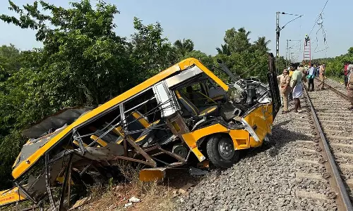 ரெயில்வே அதிகாரிகள் நள்ளிரவில் ரெய்டு: தூங்கிக் கொண்டிருந்த 2 கேட் கீப்பர்கள் சஸ்பெண்ட்..!