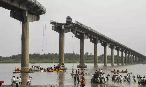 குஜராத் பாலம் இடிந்த விபத்து: பலி எண்ணிக்கை 17ஆக அதிகரிப்பு