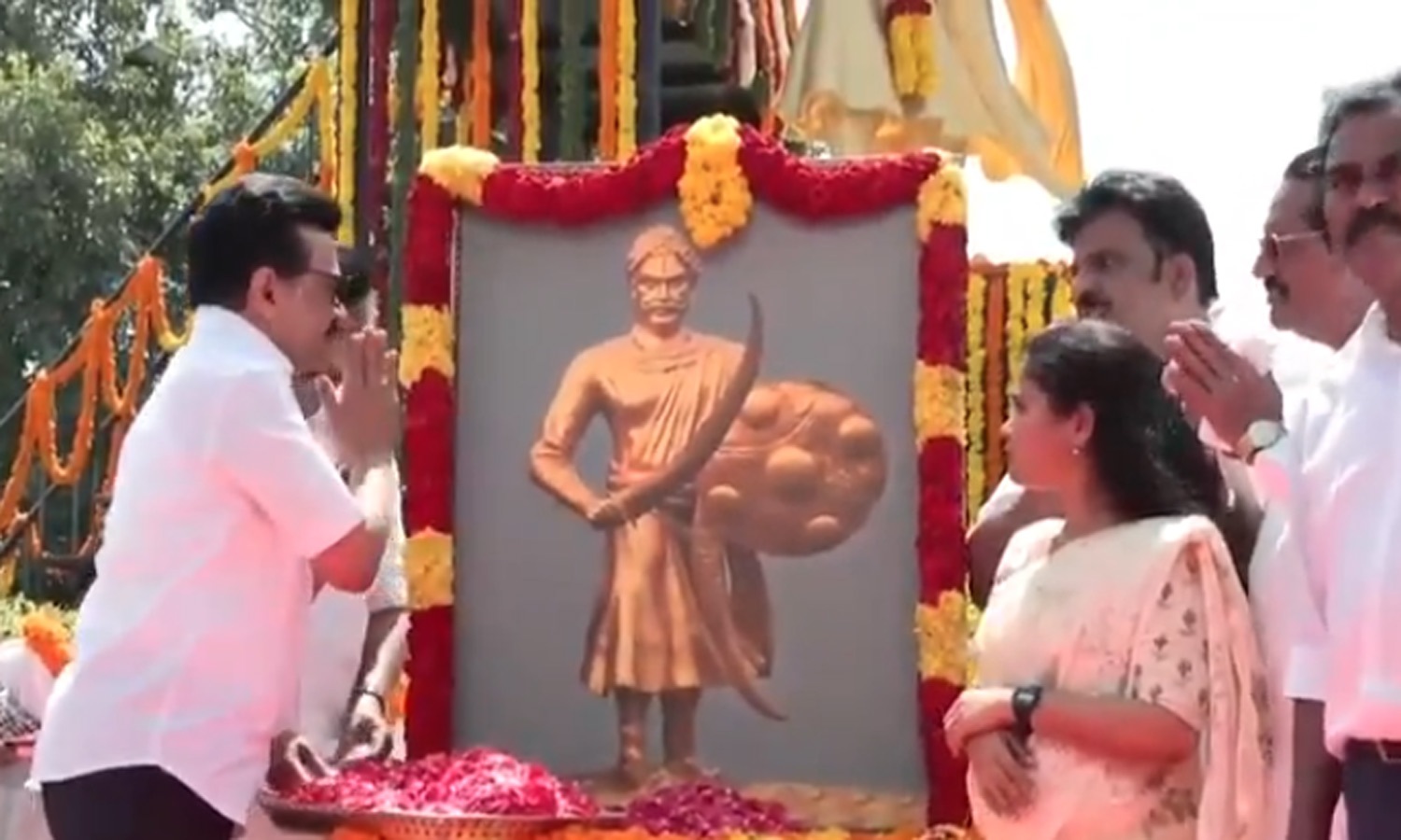 மாவீரன் அழகு முத்துக்கோன் பிறந்தநாள் - மு.க.ஸ்டாலின் மரியாதை