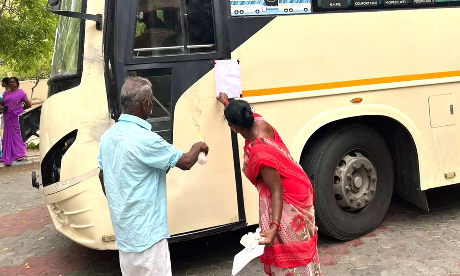 நாளை குரூப்-4 தேர்வு: தனியார் பஸ்சில் சீல் வைத்து பாதுகாப்புடன் அனுப்பி வைக்கப்பட்ட வினாத்தாள்கள்