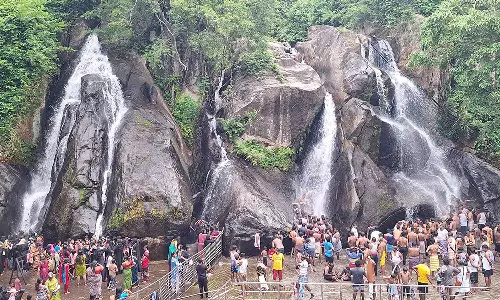 களைகட்டிய சீசன் - குற்றாலத்தில் அலைமோதிய சுற்றுலாப்பயணிகள் கூட்டம்