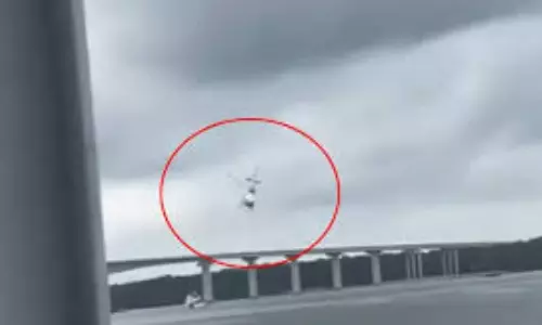 மலேசிய ஆற்றில் பாய்ந்து விபத்துக்குள்ளான போலீஸ் ஹெலிகாப்டர் - திடுக் வீடியோ