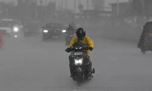 சென்னையின் பல்வேறு பகுதிகளில் வெப்பத்தை குளிர்வித்த மழை