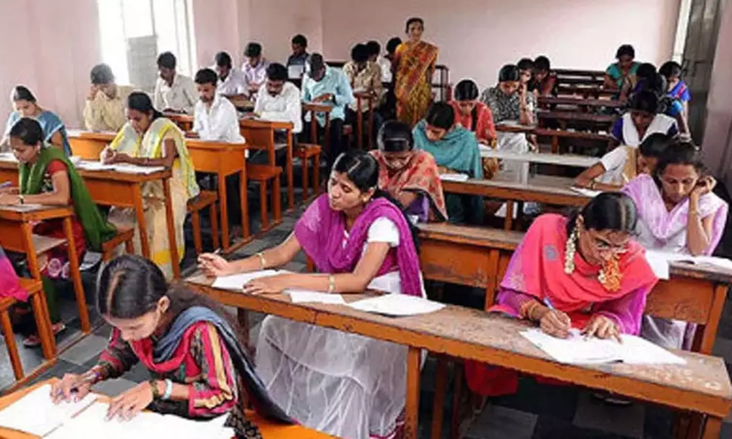 தமிழ்நாடு முழுவதும் இன்று டி.என்.பி.எஸ்.சி. குரூப் 4 தேர்வு நடைபெறுகிறது - 13.89 லட்சம் பேர்  எழுதுகின்றனர்