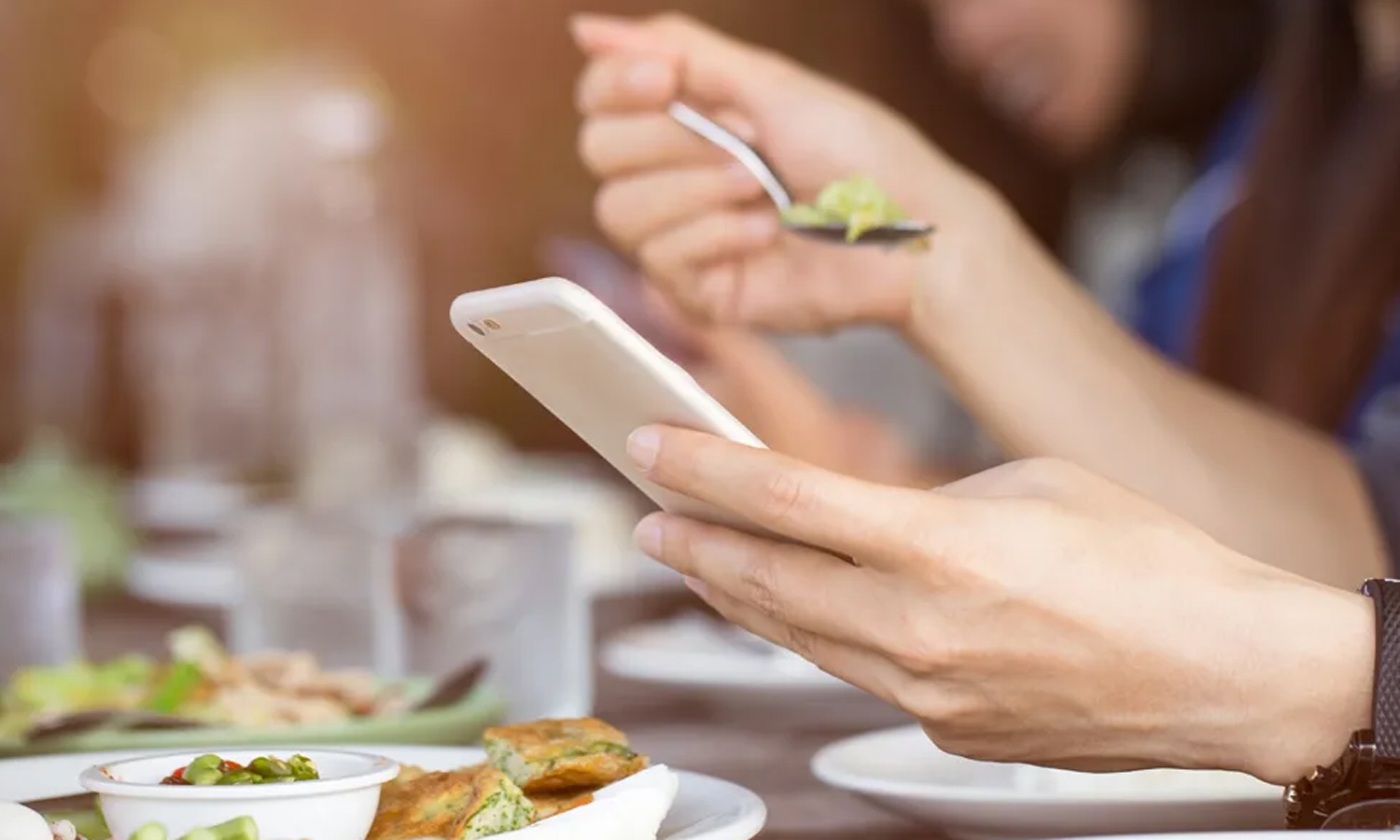 ஸ்மார்ட்போன் பார்த்தபடியே உணவு சாப்பிடுபவரா நீங்கள்?