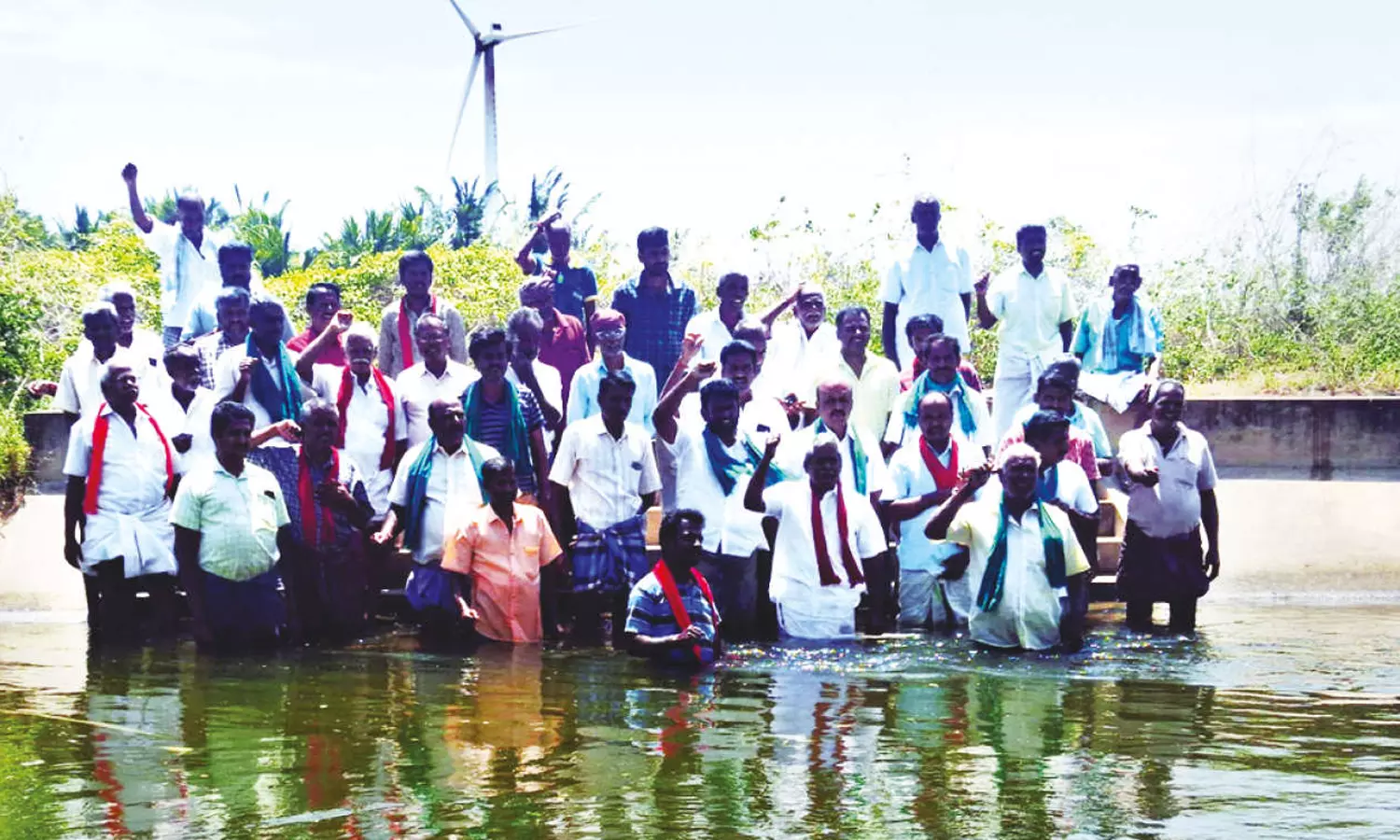 நீர்வளத்துறை அதிகாரிகளை கண்டித்து அமராவதி அணை கால்வாயில் இறங்கி விவசாயிகள் போராட்டம் நீர்வளத்துறை அதிகாரிகளை கண்டித்து அமராவதி அணை கால்வாயில் இறங்கி விவசாயிகள் போராட்டம்