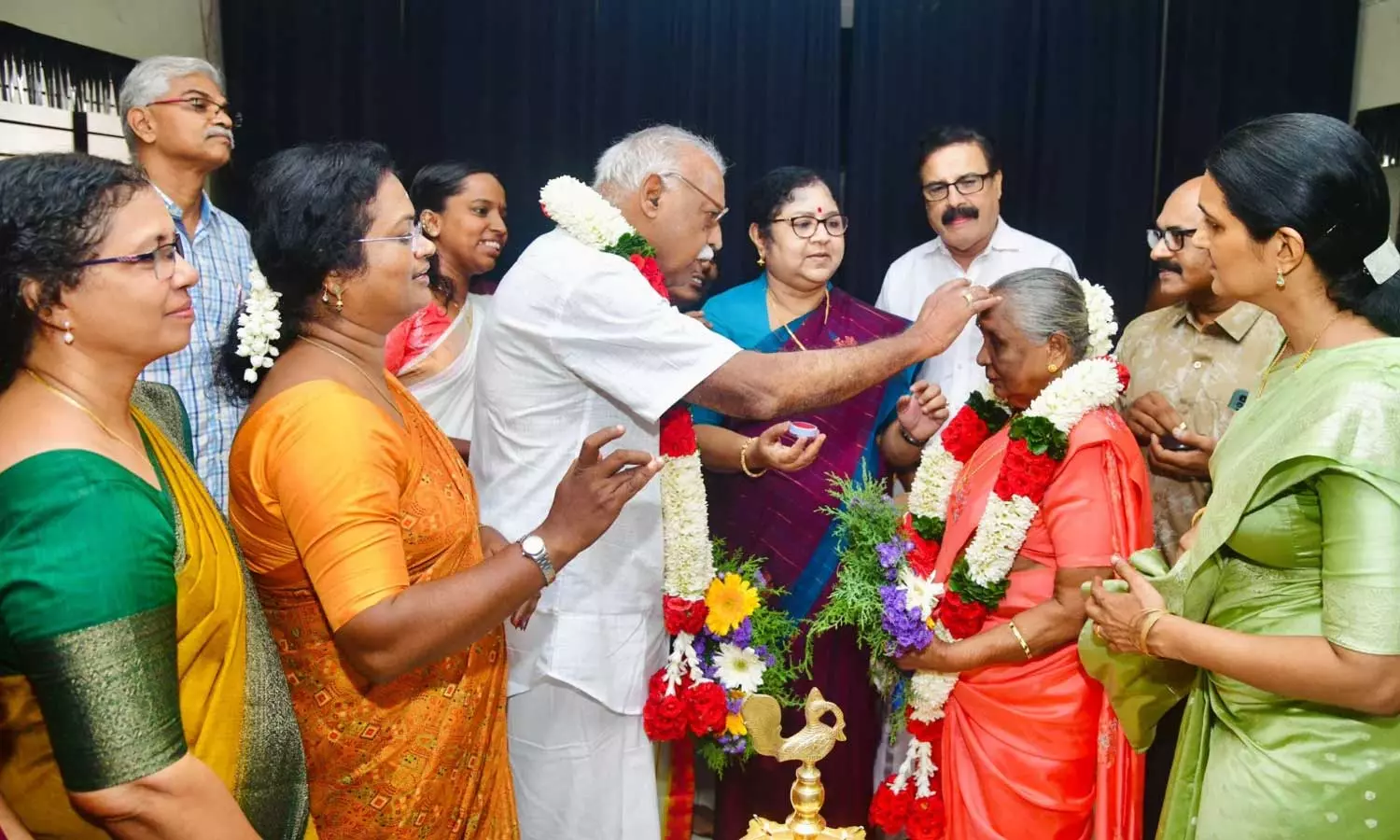 காதலே, காதலே, தனிப்பெருந்துணையே... முதியோர் காப்பகத்தில் காதலித்து திருமணம் செய்துகொண்ட தம்பதி காதலே, காதலே, தனிப்பெருந்துணையே... முதியோர் காப்பகத்தில் காதலித்து திருமணம் செய்துகொண்ட தம்பதி