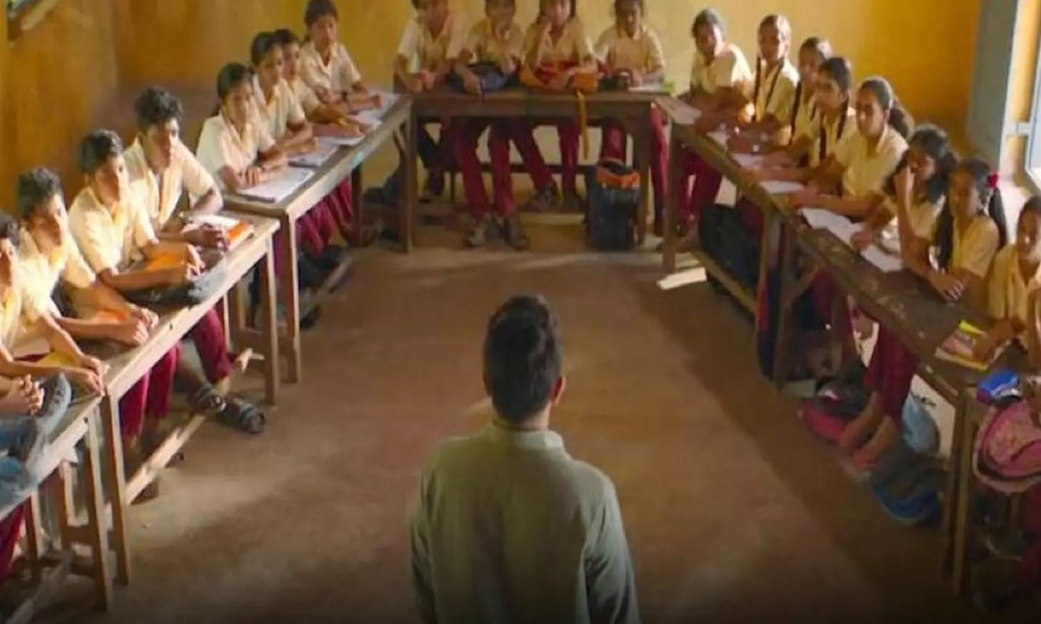 இனி பள்ளிகளில் நோ லாஸ்ட் பெஞ்ச்..! ப வடிவில் அமர வைக்க பள்ளிக்கல்வித்துறை உத்தரவு