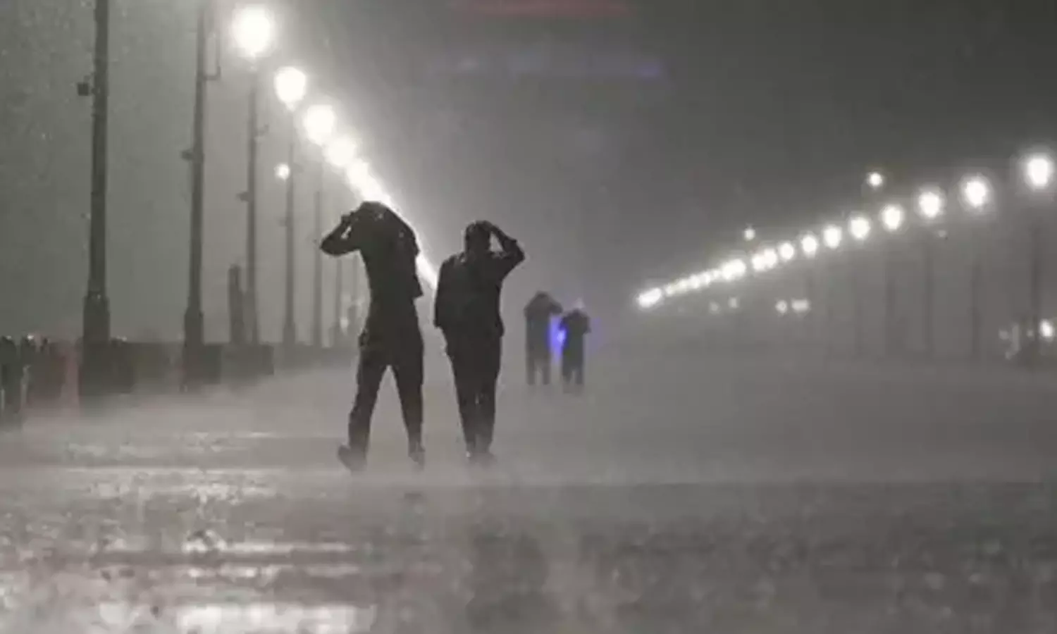 காலையில் சுடும் வெயில்.. மாலையில் கொட்டித் தீர்க்கும் கனமழை.!