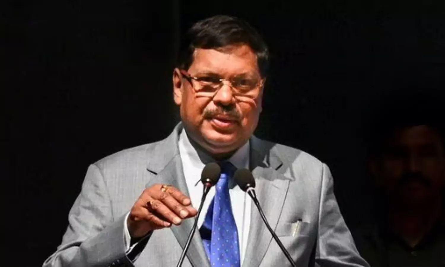 வெளிநாட்டு கல்வி, பட்டங்கள் மோகத்தில் கடனில் மூழ்க வேண்டாம் - தலைமை நீதிபதி பி.ஆர். கவாய் அறிவுரை வெளிநாட்டு கல்வி, பட்டங்கள் மோகத்தில் கடனில் மூழ்க வேண்டாம் - தலைமை நீதிபதி பி.ஆர். கவாய் அறிவுரை