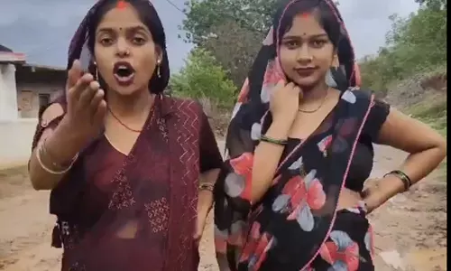 பிரசவத்திற்கு மருத்துவமனை செல்ல சாலை வசதி இல்லை என கர்ப்பிணி பெண்கள் வெளியிட்ட வீடியோ வைரல்