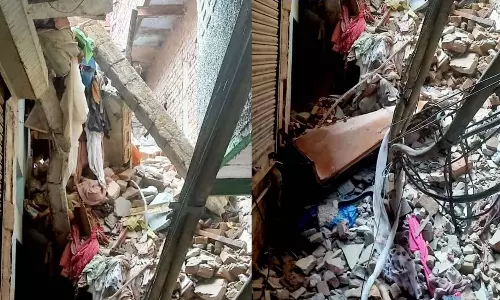 டெல்லியில் இடிந்து விழுந்த அடுக்குமாடி குடியிருப்பு கட்டிடம் - 2 பேர் பலி  - 8 பேர் காயம்