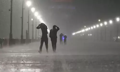 காலையில் சுடும் வெயில்.. மாலையில் கொட்டித் தீர்க்கும் கனமழை.!