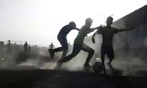 ஏமன்: கால்பந்து விளையாடிக் கொண்டிருந்தபோது பீரங்கி தாக்குதல் - 5 சிறுவர்கள் பலி