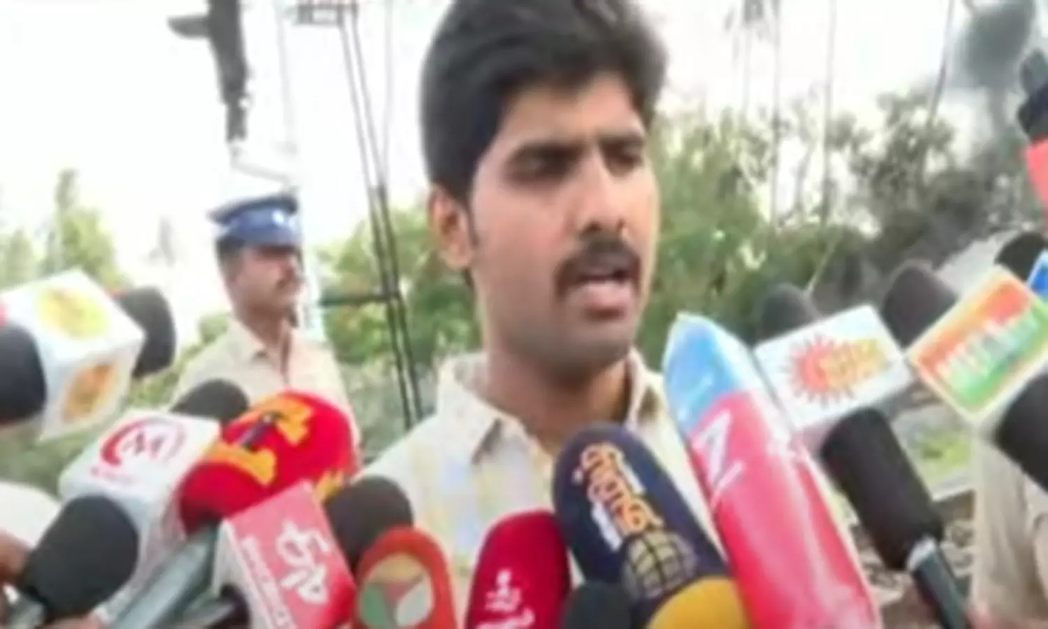 சரக்கு ரெயிலில் தீ விபத்து - எடுக்கப்பட்டு வரும் நடவடிக்கைகள் குறித்து மாவட்ட ஆட்சியர் விளக்கம் சரக்கு ரெயிலில் தீ விபத்து - எடுக்கப்பட்டு வரும் நடவடிக்கைகள் குறித்து மாவட்ட ஆட்சியர் விளக்கம்