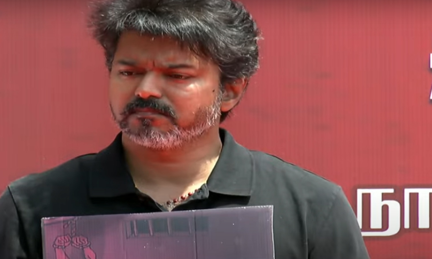 கருப்பு உடையில் வந்த விஜய் - த.வெ.க. போராட்டம் தொடங்கியது