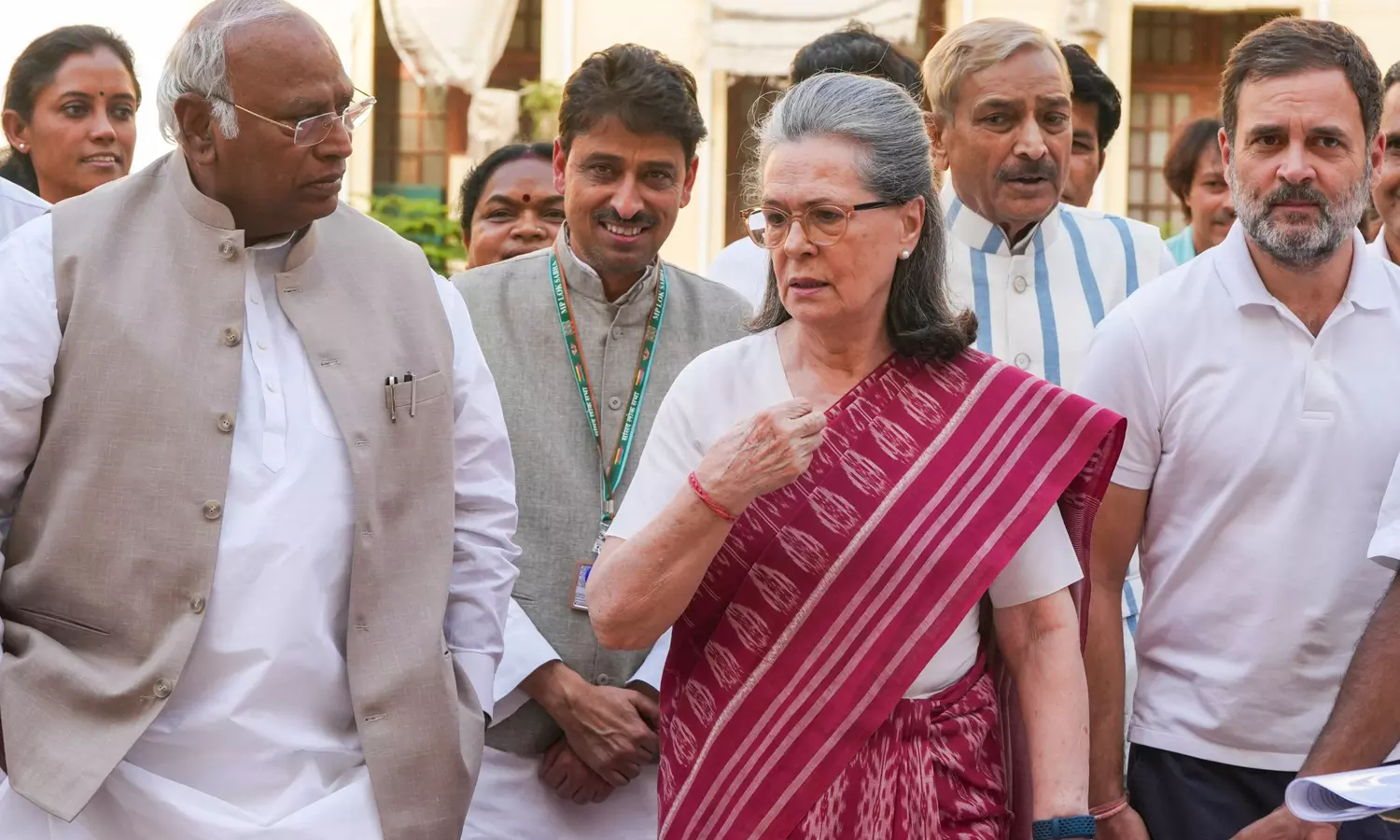 பாராளுமன்ற கூட்டத்தொடர்: காங்கிரஸ் எம்.பி.க்களுடன் சோனியா ஆலோசனை