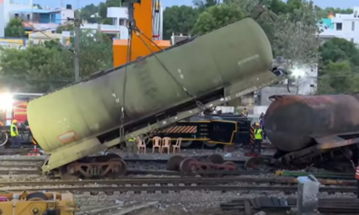 சரக்கு ரெயில் விபத்து: தீ முற்றிலும் அணைக்கப்பட்ட நிலையில் டேங்கர்களை அப்புறப்படுத்தும் பணி தீவிரம்