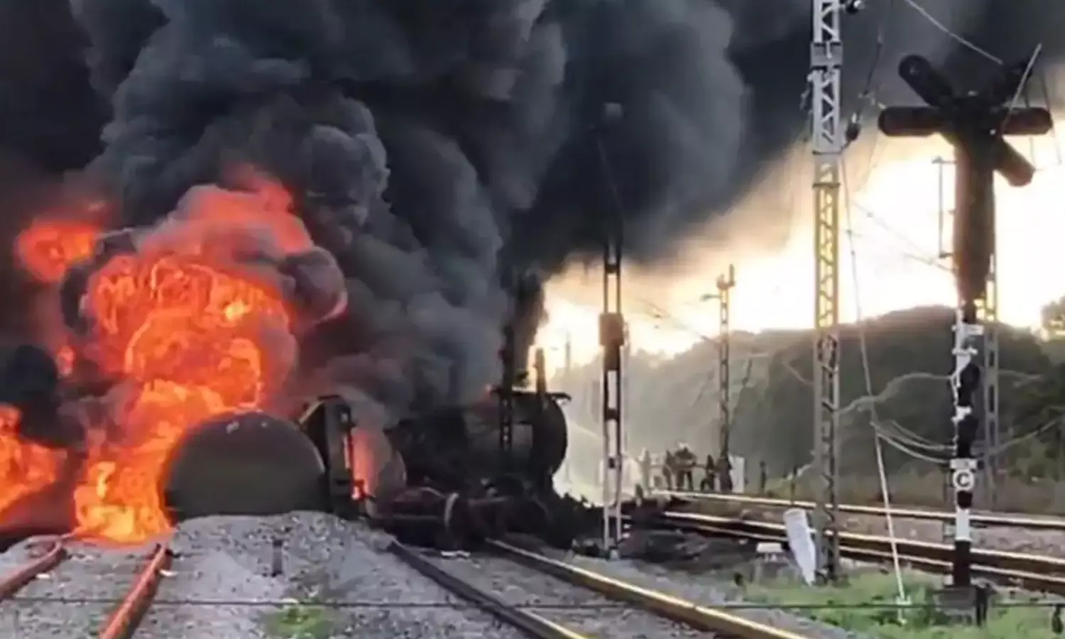 சரக்கு ரெயிலில் தீ விபத்து- ரெயில் சேவையில் மாற்றம்