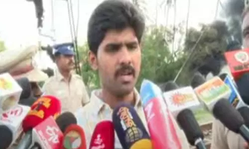 சரக்கு ரெயிலில் தீ விபத்து - சம்பவ இடத்தில் மாவட்ட ஆட்சியர் ஆய்வு