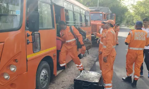 சரக்கு ரெயில் தீ விபத்து மீட்பு பணி - அரக்கோணம் பேரிடர் மீட்பு படை விரைவு