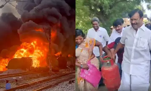 சரக்கு ரெயிலில் தீ விபத்து - சிலிண்டரை எடுத்து சென்று பொதுமக்களுக்கு உதவிய அமைச்சர் நாசர்