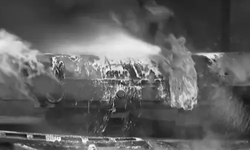 சரக்கு ரெயில் தீ விபத்து - 10 டேங்கர்கள் எரிந்து சேதம்