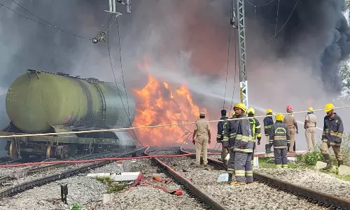 சரக்கு ரெயிலில் பற்றிய தீ முழுவதும் அணைக்கப்பட்டது - ரூ.12 கோடி மதிப்பிலான டீசல் தீயில் எரிந்து நாசம்