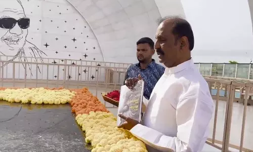 கலைஞர் நினைவிடத்தில் தான் எழுதிய நூலை வைத்து மரியாதை செலுத்தினார் கவிஞர் வைரமுத்து