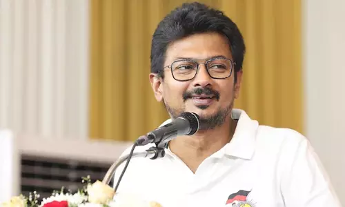 இ.பி.எஸ். சுற்றுப்பயணம் வெள்ளை வேட்டி, சட்டையில் தொடங்கி காவி நிறத்திற்கு மாறி விட்டது - உதயநிதி