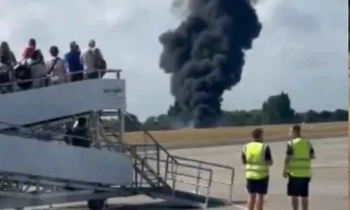 லண்டனில் சிறிய ரக விமானம் தரையில் விழுந்து விபத்து: விமான சேவை நிறுத்தம்