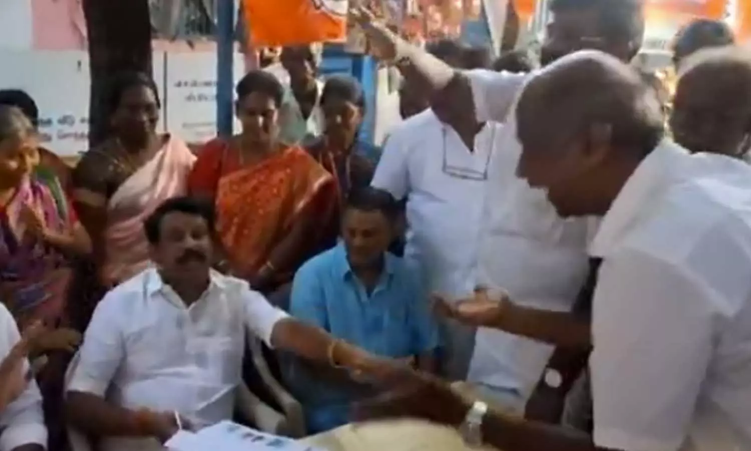 சோறு கூட போடுறோம், ஓட்டுப் போட மாட்டோம்... பாஜக தொண்டர் பேச்சால் நயினார் நாகேந்திரன் அதிர்ச்சி சோறு கூட போடுறோம், ஓட்டுப் போட மாட்டோம்... பாஜக தொண்டர் பேச்சால் நயினார் நாகேந்திரன் அதிர்ச்சி