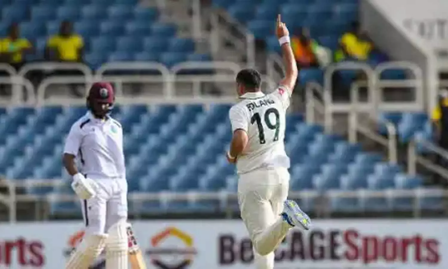 143 ரன்னில் சுருண்ட வெஸ்ட் இண்டீஸ் - 99 ரன்னில் 6 விக்கெட்டுகளை இழந்து தடுமாறும் ஆஸ்திரேலியா