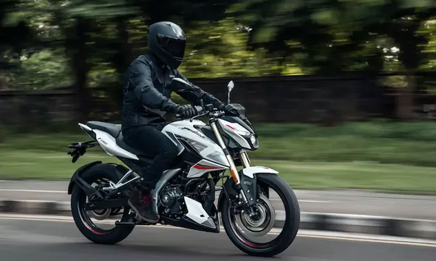 பல்சர் பைக்கிற்கு குட்டி அப்டேட் கொடுத்த பஜாஜ் ஆட்டோ - விலை எவ்வளவு தெரியுமா?