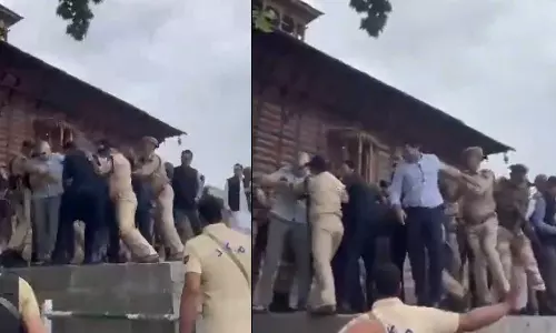 போலீசார் கைகலப்பு: வீடியோ வெளியிட்ட உமர் அப்துல்லா