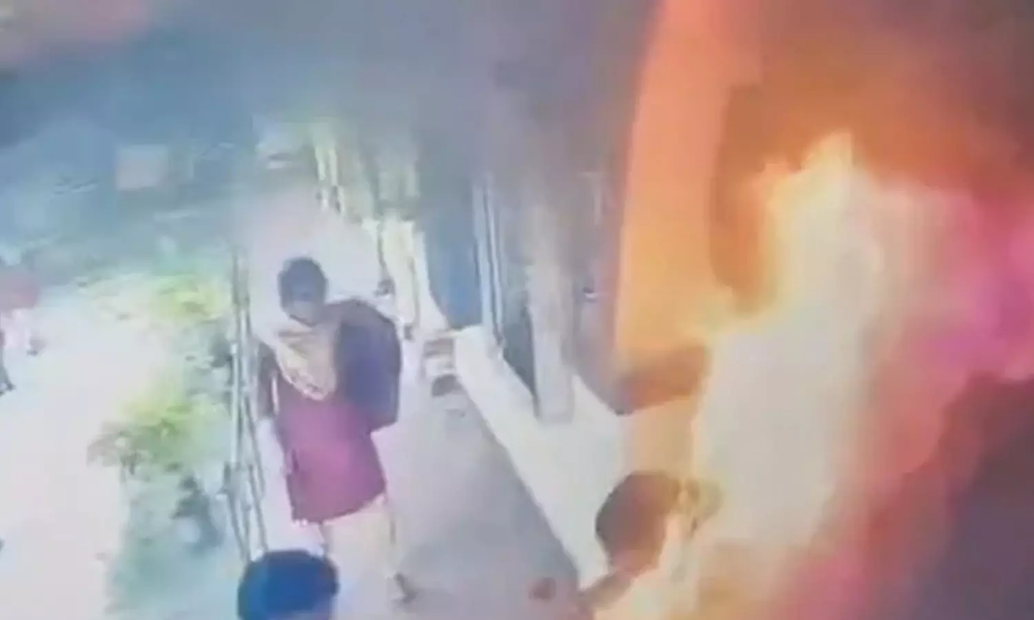 பாலியல் தொல்லை கொடுத்த பேராசிரியர் - கல்லூரிக்குள் தீக்குளித்து உயிரை மாய்த்த மாணவி