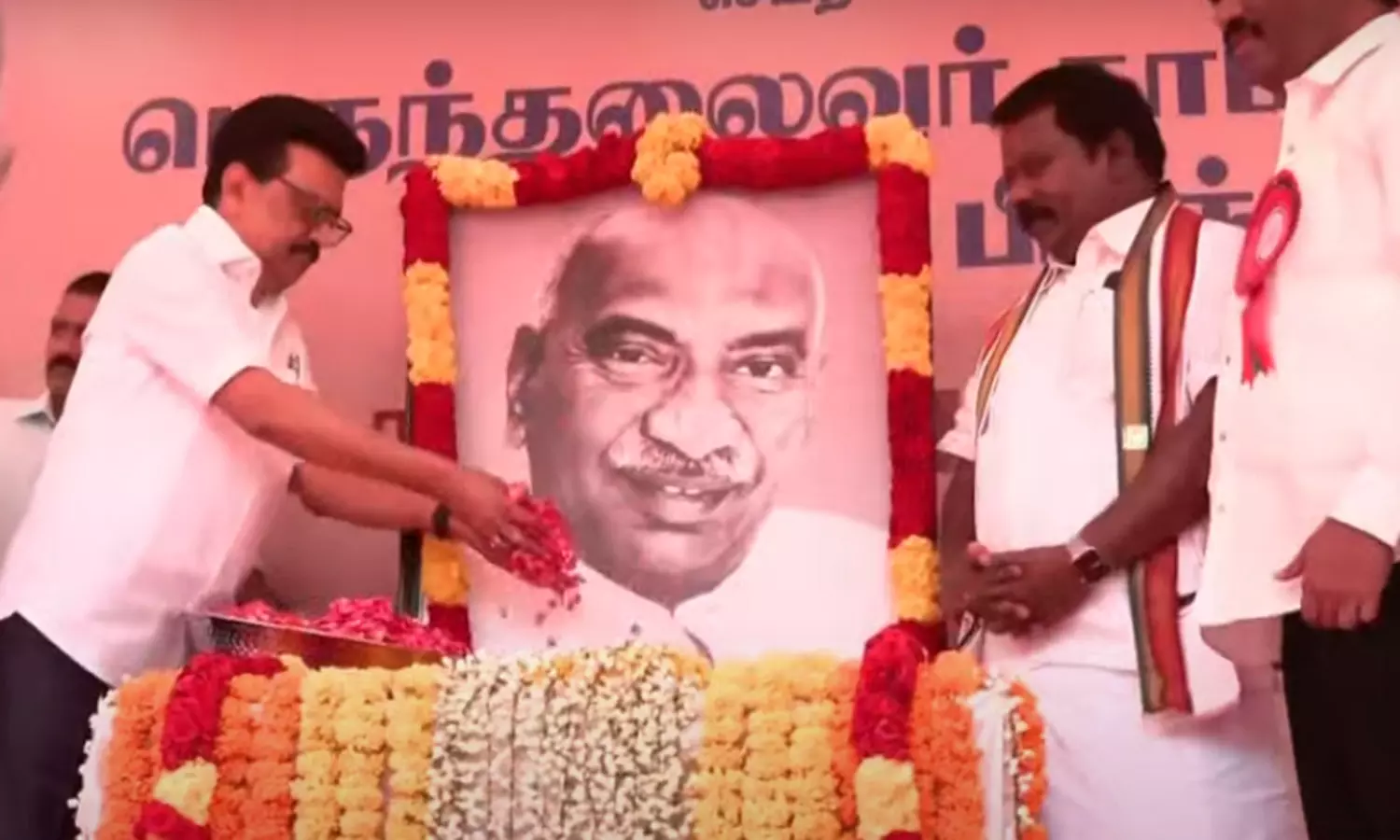 சிதம்பரம் அரசு மகளிர் மேல்நிலைப்பள்ளியில் காமராஜர் உருவப்படத்திற்கு மு.க.ஸ்டாலின் மரியாதை சிதம்பரம் அரசு மகளிர் மேல்நிலைப்பள்ளியில் காமராஜர் உருவப்படத்திற்கு மு.க.ஸ்டாலின் மரியாதை