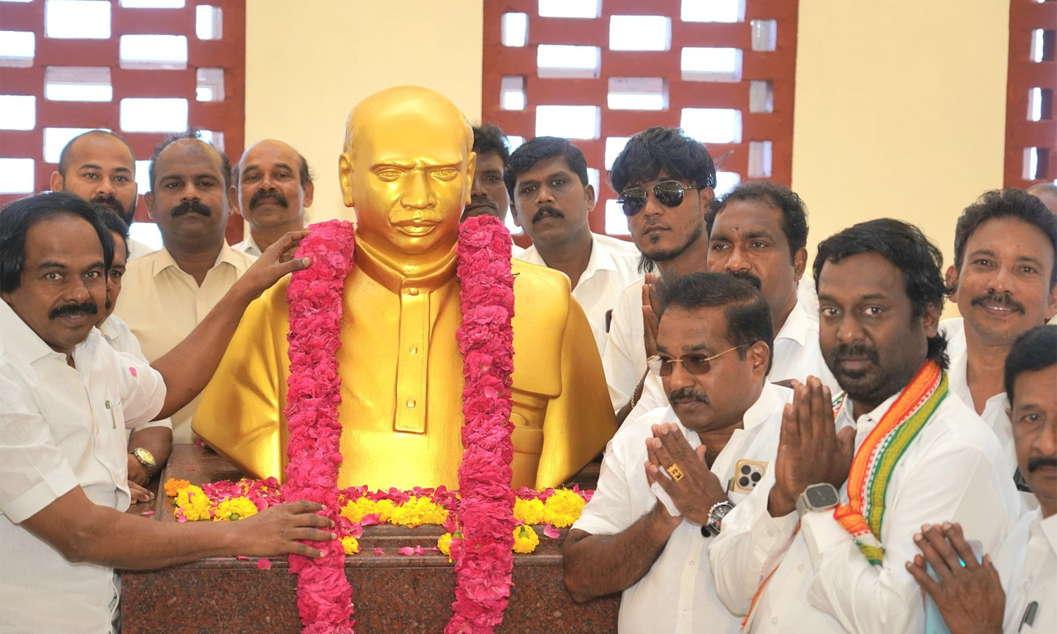 காமராஜர் மணிமண்டபத்தில் கர்மவீரருக்கு மாலை அணிவித்து மரியாதை செலுத்திய விஜய் வசந்த் எம்.பி.