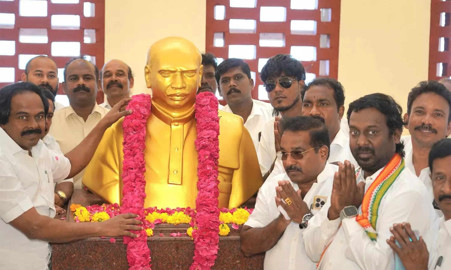 காமராஜர் மணிமண்டபத்தில் கர்மவீரருக்கு மாலை அணிவித்து மரியாதை செலுத்திய விஜய் வசந்த் எம்.பி.