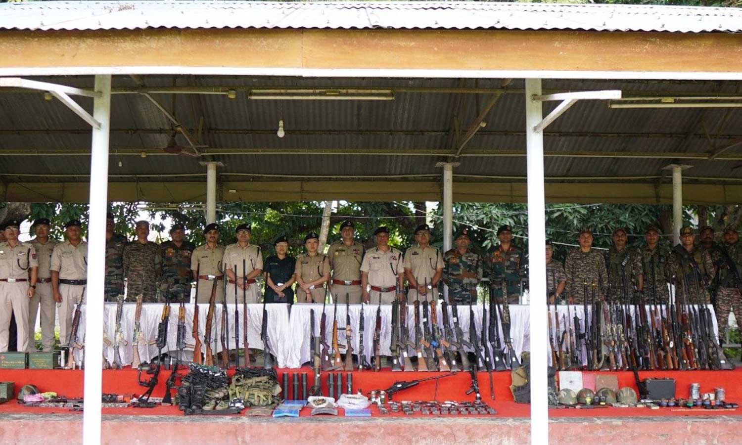 மணிப்பூரில் பதுக்கி வைக்கப்பட்ட வெடிபொருள்கள், ஆயுதங்கள் பறிமுதல்