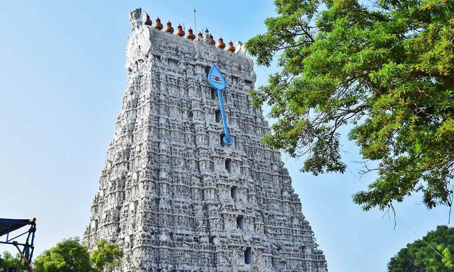 சந்தனக் கொடிமரம் கொண்டு வந்த எருமை சந்தனக் கொடிமரம் கொண்டு வந்த எருமை