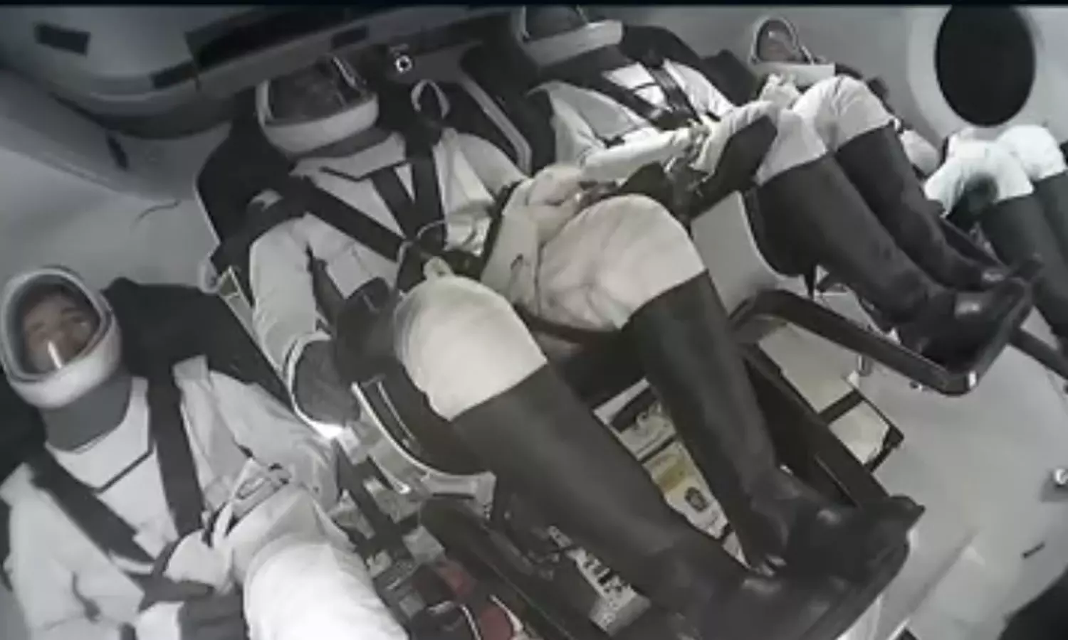 விண்வெளி நிலையத்தில் இருந்து வெற்றிகரமாக பூமிக்கு திரும்பினார் சுபான்ஷு சுக்லா