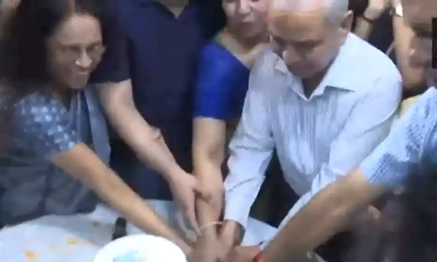 பத்திரமாக தரையிறங்கிய சுபான்ஷு சுக்லா: கேக் வெட்டி கொண்டாடிய குடும்பத்தினர் பத்திரமாக தரையிறங்கிய சுபான்ஷு சுக்லா: கேக் வெட்டி கொண்டாடிய குடும்பத்தினர்