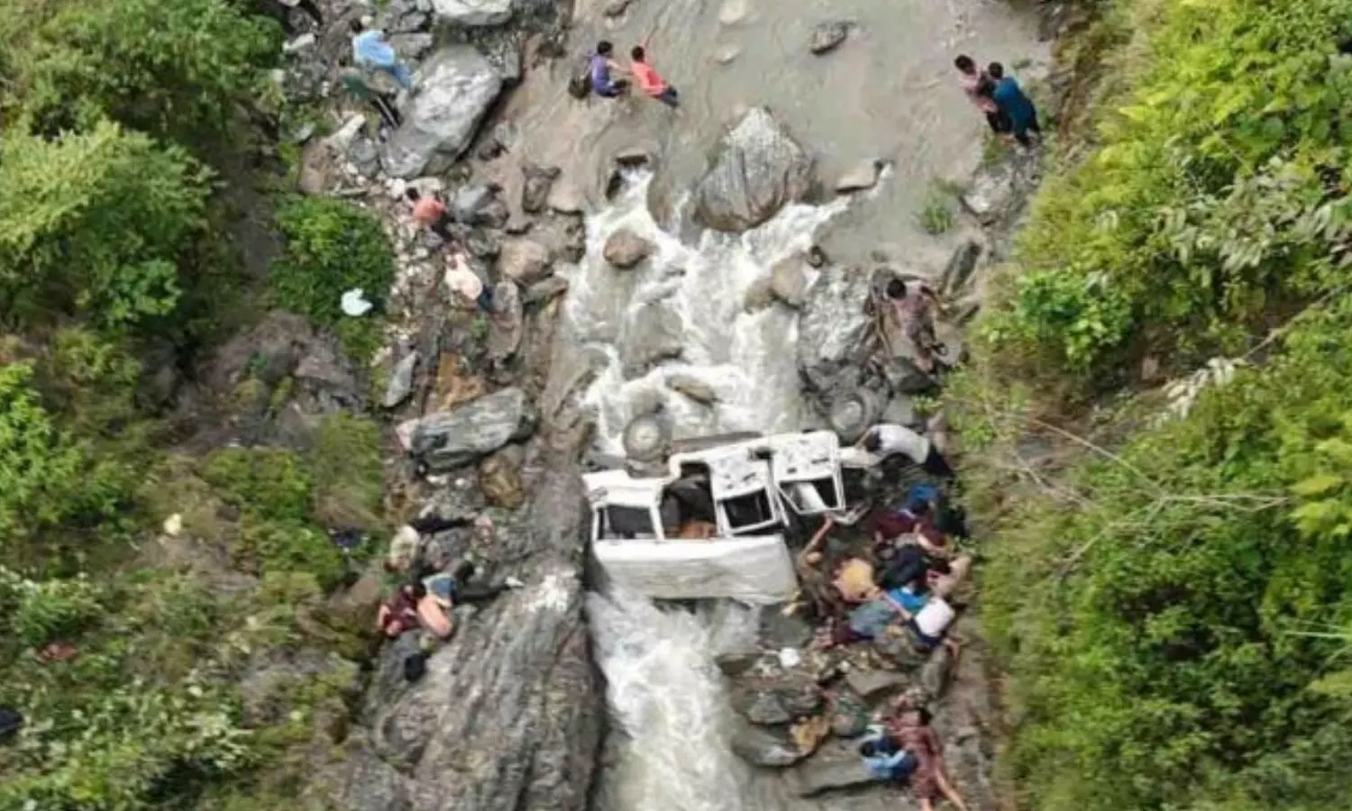 150 அடி பள்ளத்தில் கவிழ்ந்த ஜீப் - பள்ளி மாணவி உட்பட 8 பேர் உயிரிழப்பு